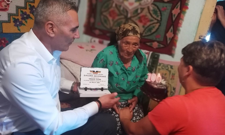 Tanti Lenuța din comuna prahoveană Bătrâni, sărbătorită de întreaga comunitate, la împlinirea unui secol de viață!