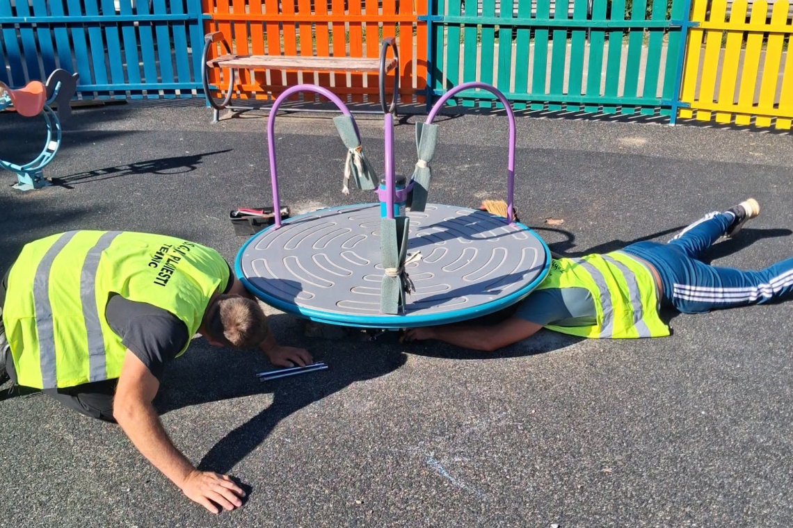 Echipamentele de joacă din Parcul Mihai Viteazul, reparate și înlocuite. SGU Ploiești intervine pentru siguranța copiilor