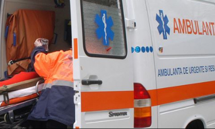 Șofer de 62 de ani, rănit după ce s-a răsturnat cu mașina la Izești, în comuna Bălțești. Polițiștii au descoperit că băuse
