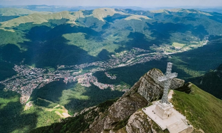 Crucea Eroilor de pe Caraiman ajunge la 98 de ani, mâine, de Sărbătoarea Înălțării Sfintei Cruci!