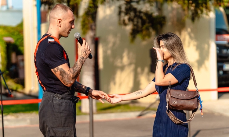 A câștigat concursul de anduranță, apoi și-a cerut iubita de soție! Moment emoționant pentru un pompier prahovean