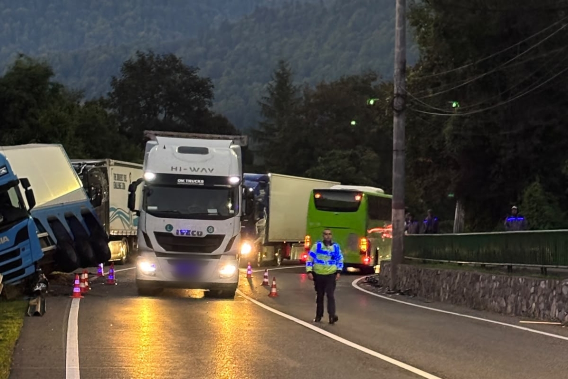 Trafic îngreunat pe DN1, la Sinaia, după ce un TIR a ieșit în afara carosabilului