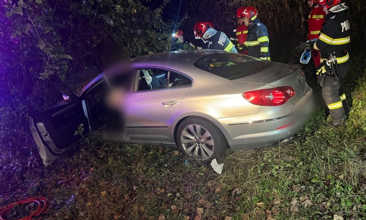 Trei tineri, răniți într-un accident rutier produs în Puchenii Mari, sâmbătă seară