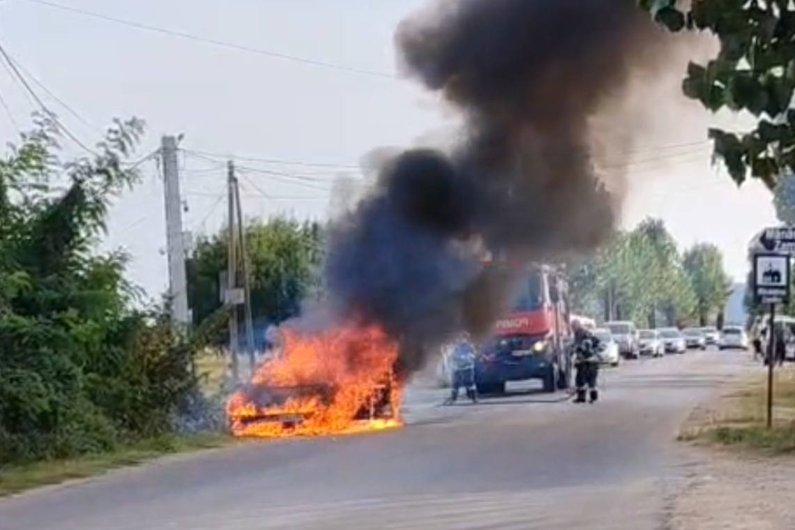 Autoturism în flăcări în comuna Dumbrăvești. O persoană s-a autoevacuat 