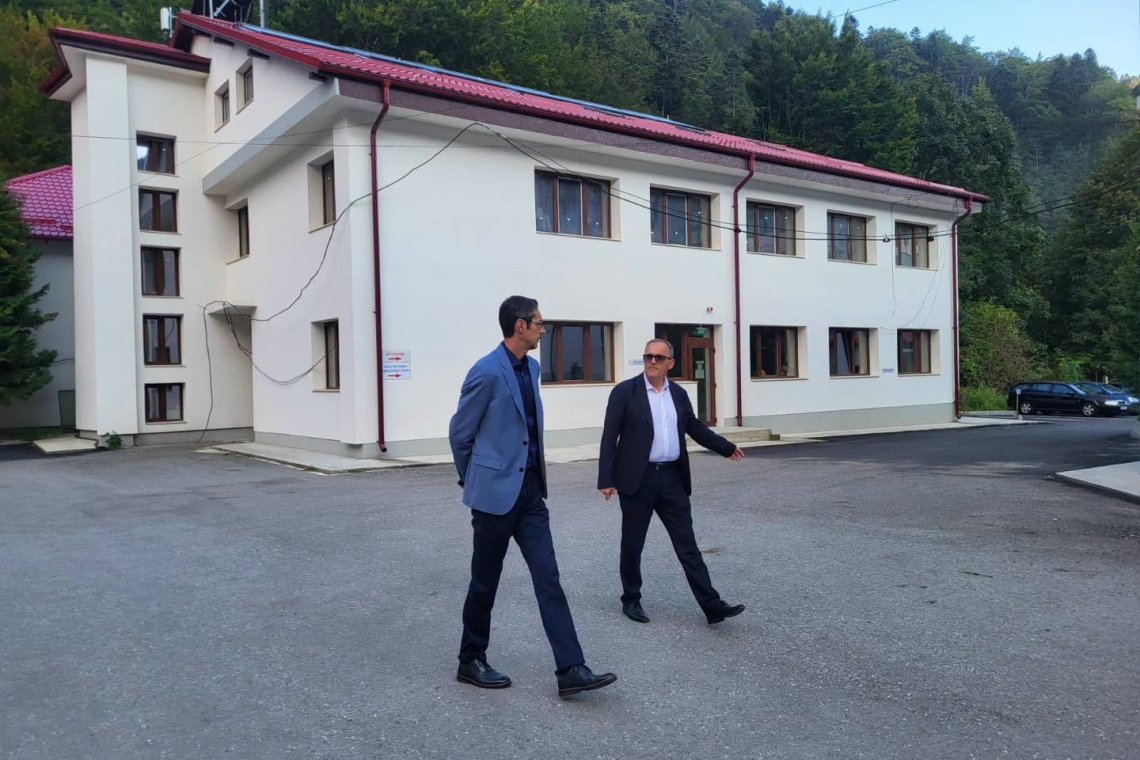 Curtea Spitalului de Ortopedie din Azuga, refăcută cu bani de la CJ Prahova. Virgiliu Nanu: „Un spital nu se termină la ușa clădirii”