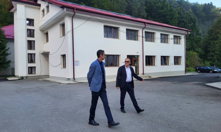 Curtea Spitalului de Ortopedie din Azuga, refăcută cu bani de la CJ Prahova. Virgiliu Nanu: „Un spital nu se termină la ușa clădirii”