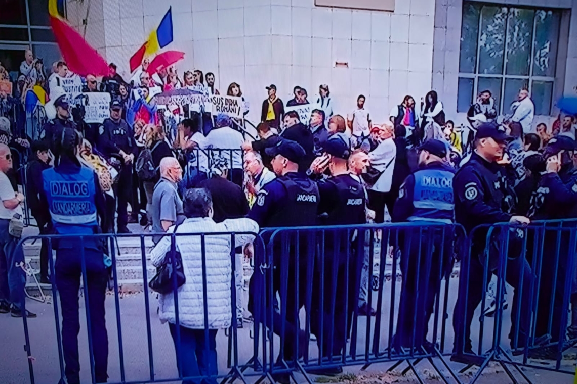 UPDATE: Georgescu, sub control judiciar! Zeci de persoane așteaptă decizia magistraților privind propunerea de arestare preventivă a lui Călin Georgescu