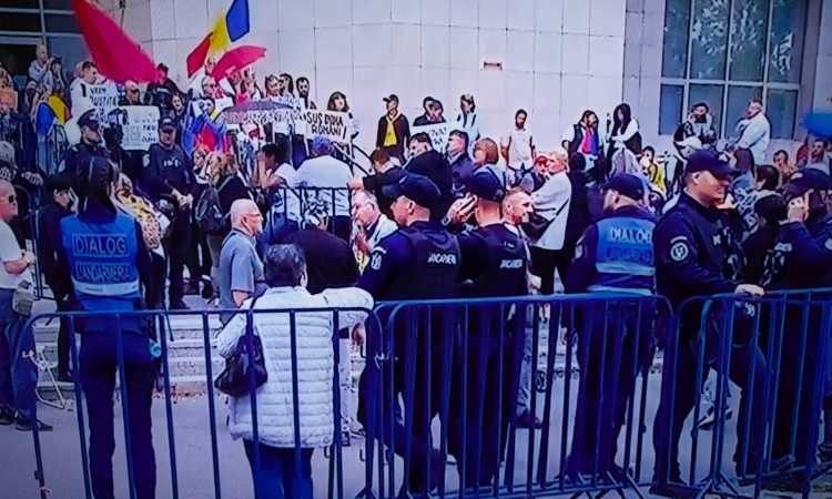 Zeci de persoane așteaptă decizia magistraților privind propunerea de arestare preventivă a lui Călin Georgescu