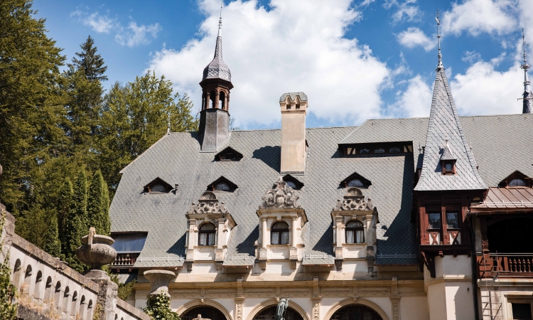 Solzii de pe acoperișul Castelului Peleș au fost făcuți în Prahova. O companie din Ceptura lucrează la restaurarea simbolului Sinăii