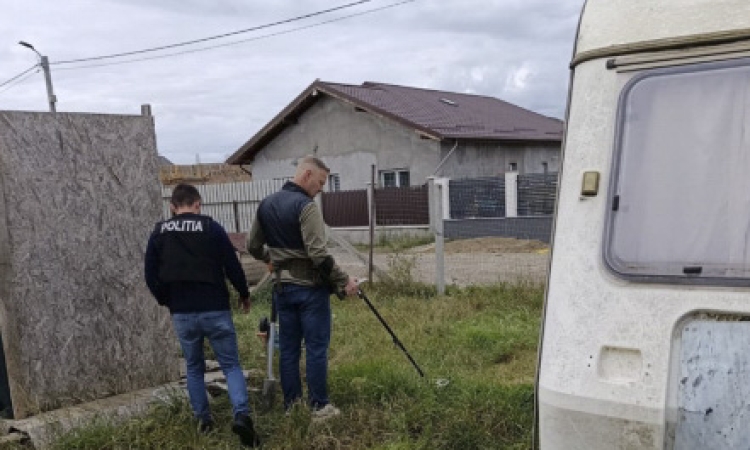 Bărbați arestați după ce au furat un kilogram de bijuterii din aur dintr-o locuință. O parte din pradă a fost îngropată în curtea unuia dintre suspecți