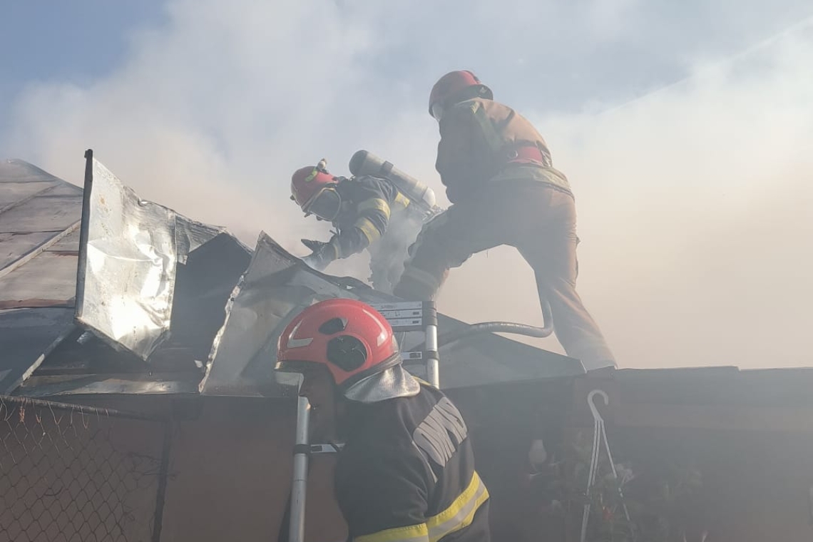 Incendiu în Ariceștii Rahtivani. Flăcările au cuprins acoperișul unei case și o anexă