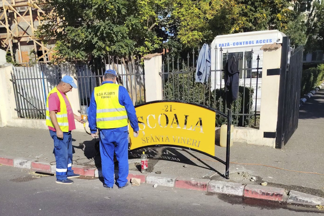 Garduri de siguranță în jurul școlilor din Ploiești. SGU montează, în premieră, panouri personalizate realizate în atelierul societății