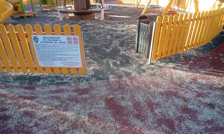 Pietriș aruncat în spațiul de joacă din Parcul Modern din Ploiești. Gestul iresponsabil putea pune copiii în pericol
