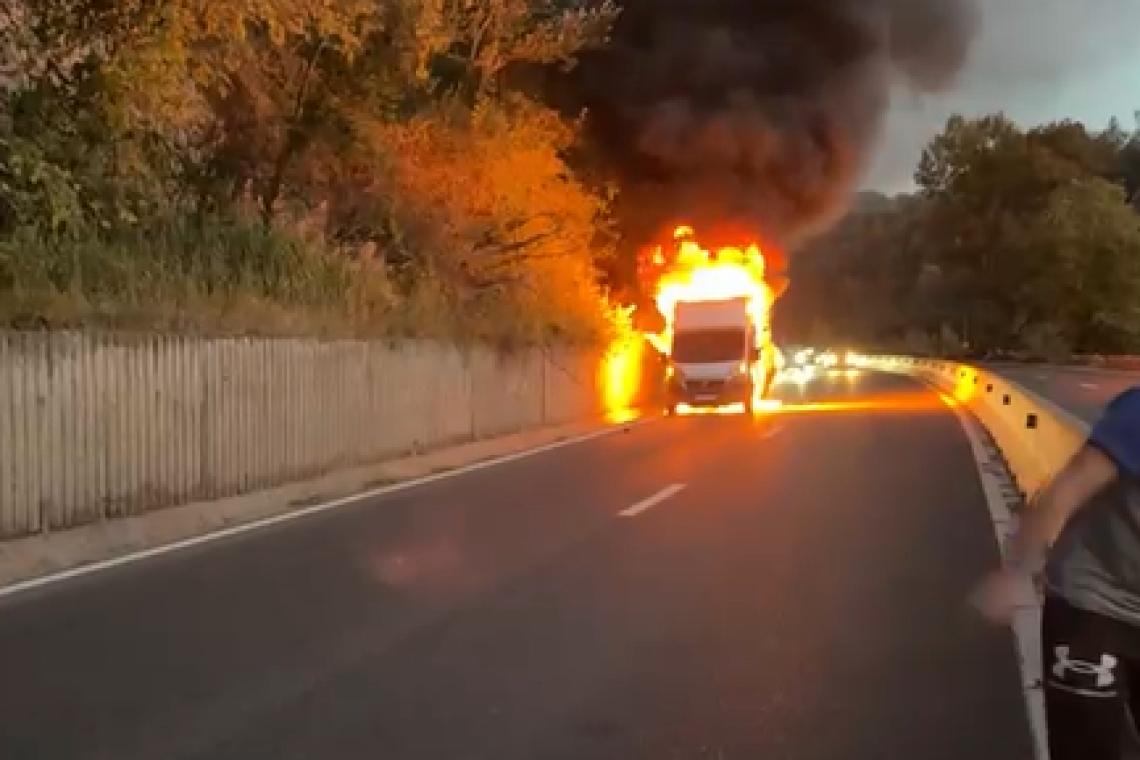 Update / Autoutilitară în flăcări pe DN1, în zona Nistorești. Traficul este blocat