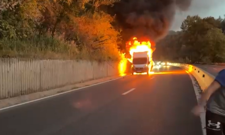 Update / Autoutilitară în flăcări pe DN1, în zona Nistorești. Traficul este blocat