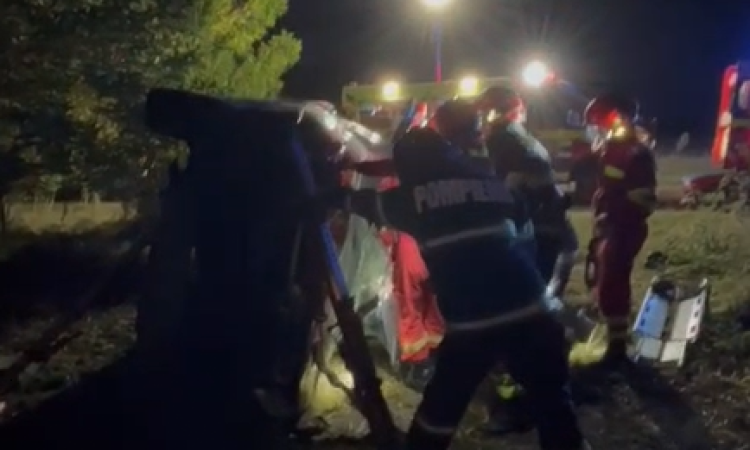 UPDATE | Accident grav în Inotești: femeie încarcerată și inconștientă, după ce mașina în care se afla s-a răsturnat
