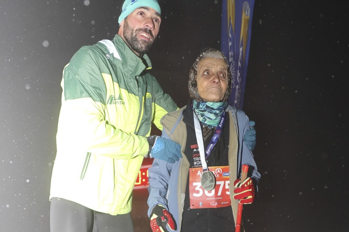 La 85 de ani, bunica Eugenia Cotinghiu a urcat din nou pârtia Sorica, la Azuga Trail Race