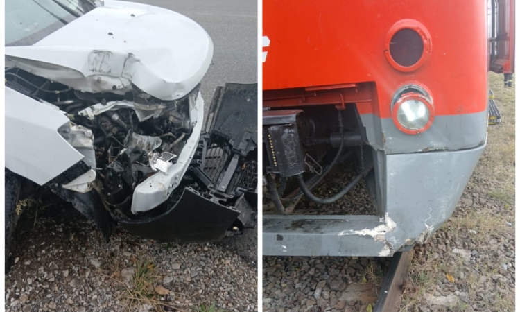 Autoturism lovit de tren în Găgeni