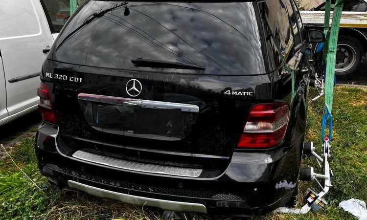 Mercedesul abandonat pe domeniul public, ridicat de SGU Ploiești