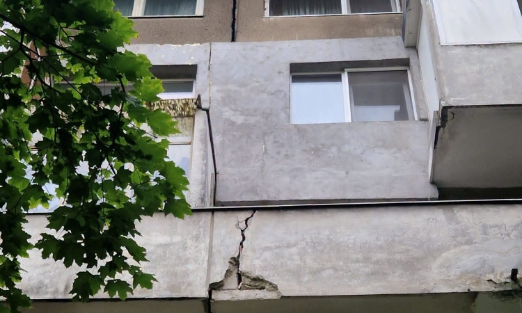 Peste 60 de persoane, evacuate dintr-un bloc din București după apariția unei fisuri. Imobilul este încadrat la risc seismic