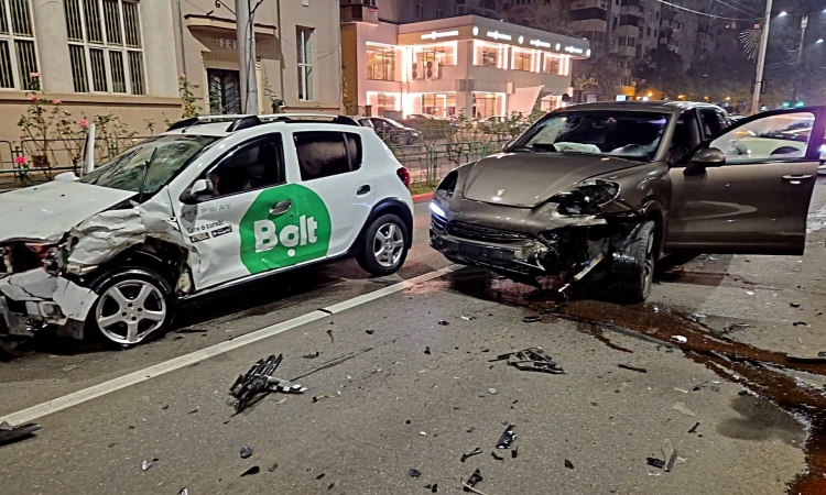 Accident pe Bulevardul Republicii din Ploiești, noaptea trecută. Doi răniți, după ce o mașină a ajuns pe contrasens