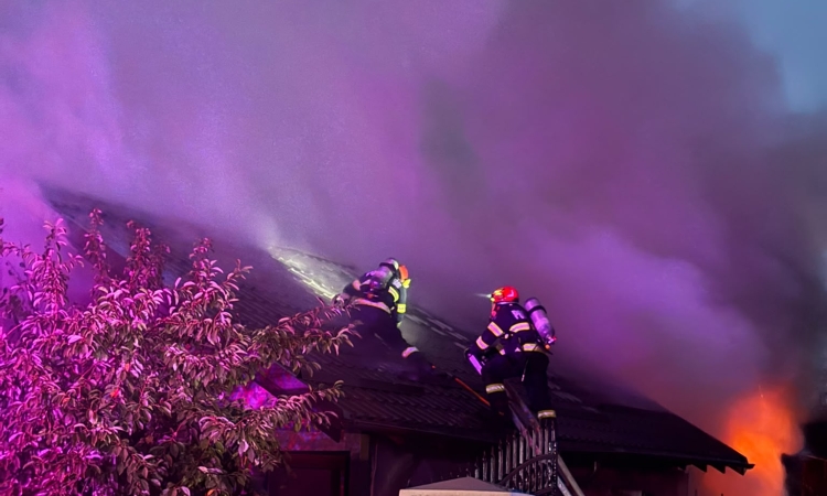 Incendiu în Păulești, marți seară. O casă și o anexă gospodărească au fost cuprinse de flăcări