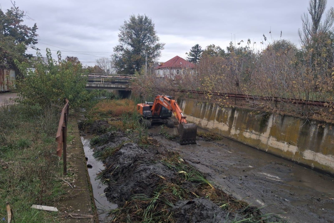 Decolmatarea pârâului Dâmbu: contract de 150.000 de euro fără TVA, atribuit direct. Polițeanu spune că au început lucrările, dar nu precizează și cât costă